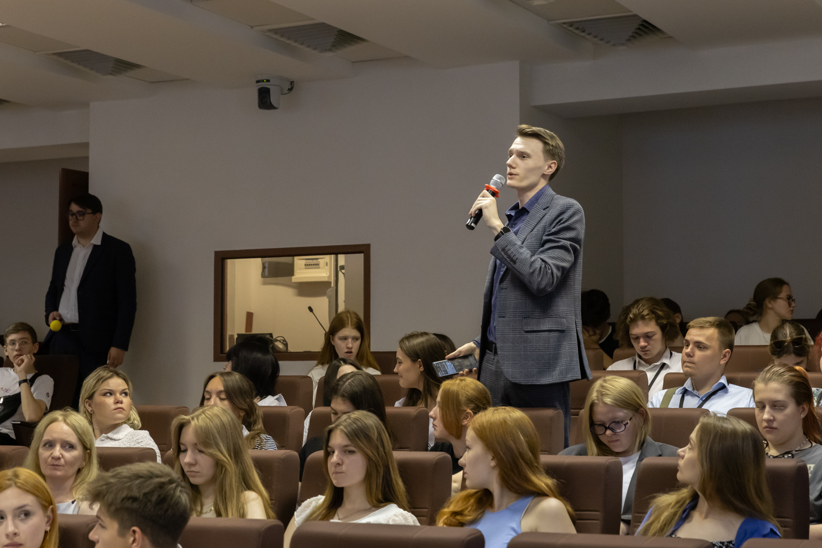 Влияет ли искусственный интеллект на инфляцию и что такое «эффект смартфона»