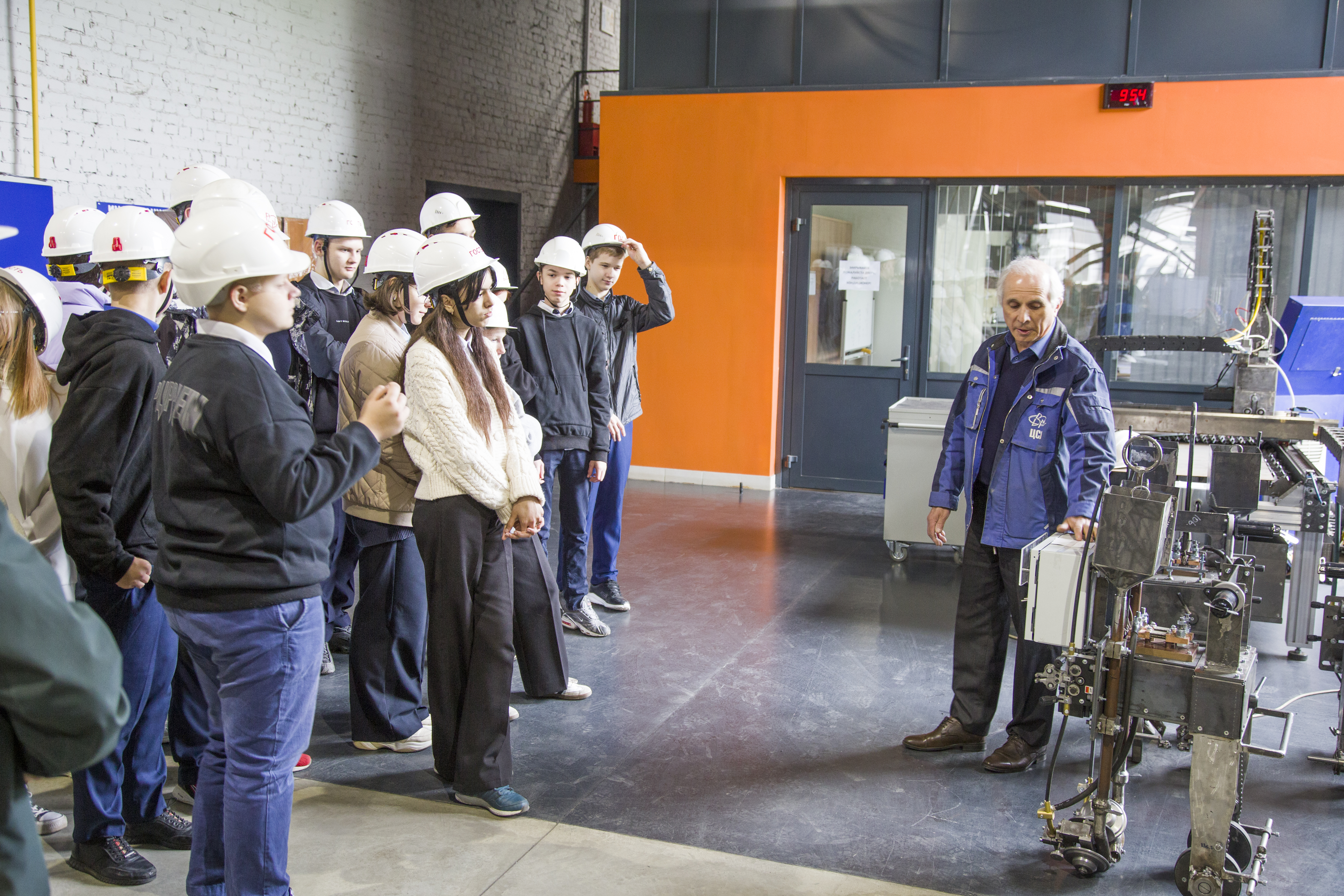 Девятиклассники побывали на реальном производстве