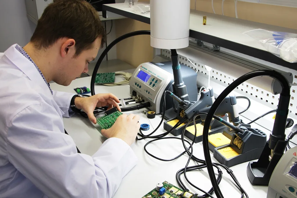 Компенсация ипотечных платежей, подъёмные для иногородних и бесплатные обеды: как борются за лучшие кадры в условиях дефицита на рынке труда