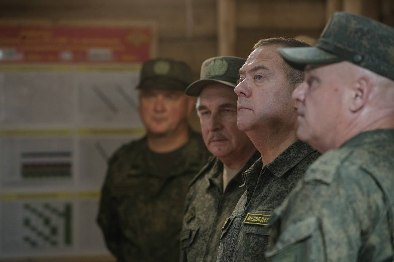 Дмитрий Медведев посетил военный полигон в Воронежской области