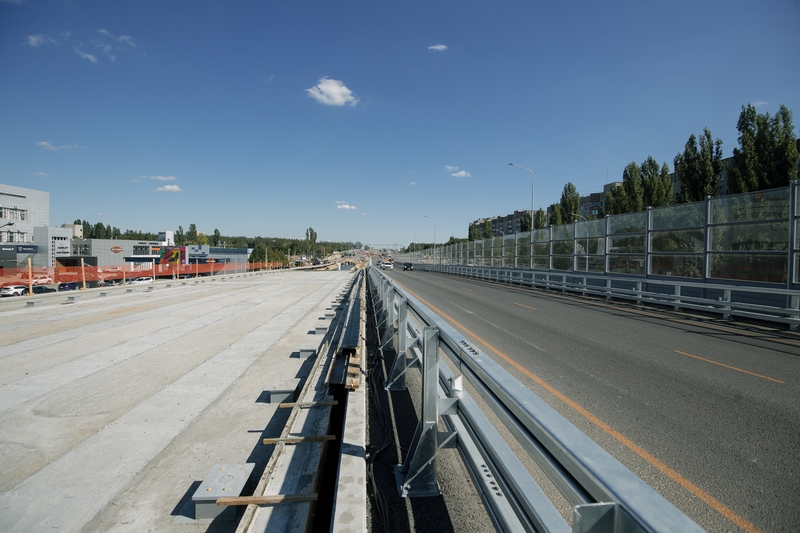 Движение по второй части эстакады Остужевской развязки запустят до конца ноября