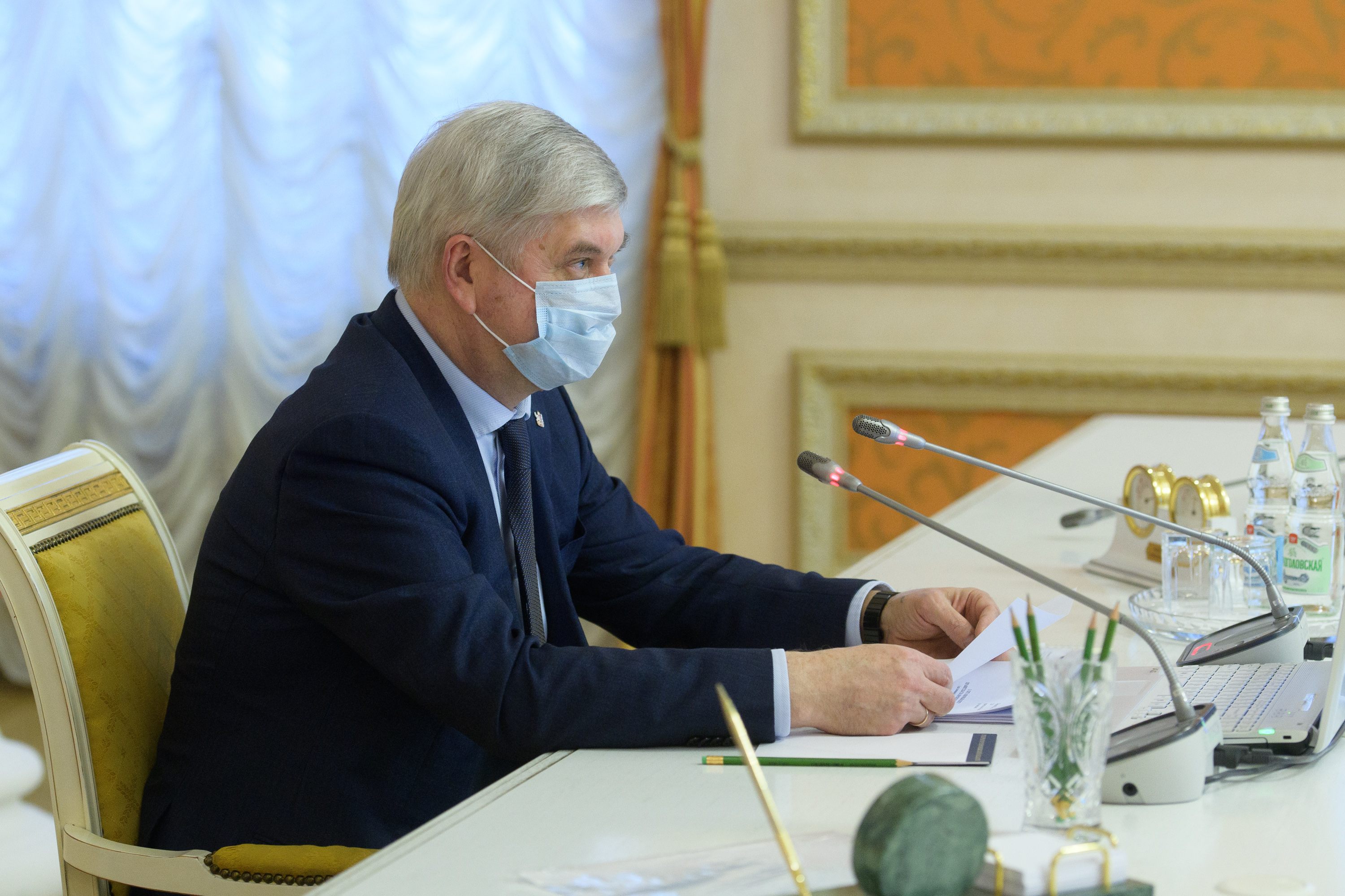 Александр Гусев поручил предусмотреть исполнение госконтрактов с учетом вводимых санкций
