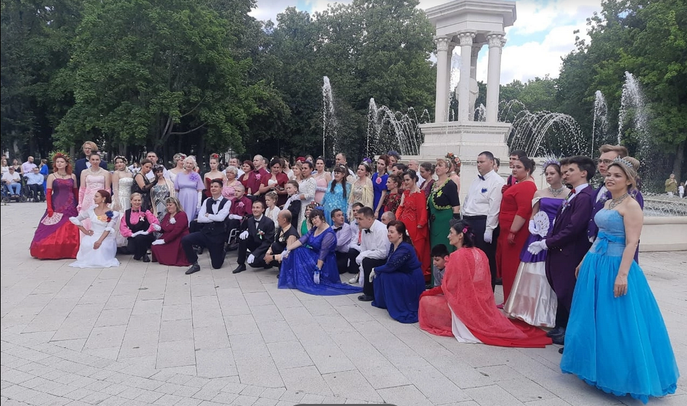 В Воронеже прошел инклюзивный бал под открытым небом 
