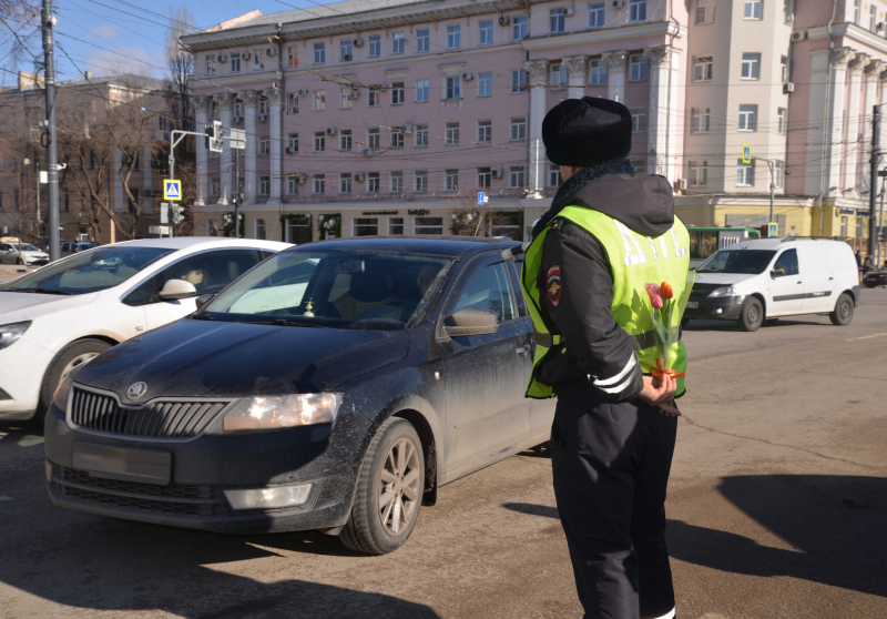 В преддверии Международного женского дня сотрудники воронежского ГИБДД поздравили с праздником автомобилисток