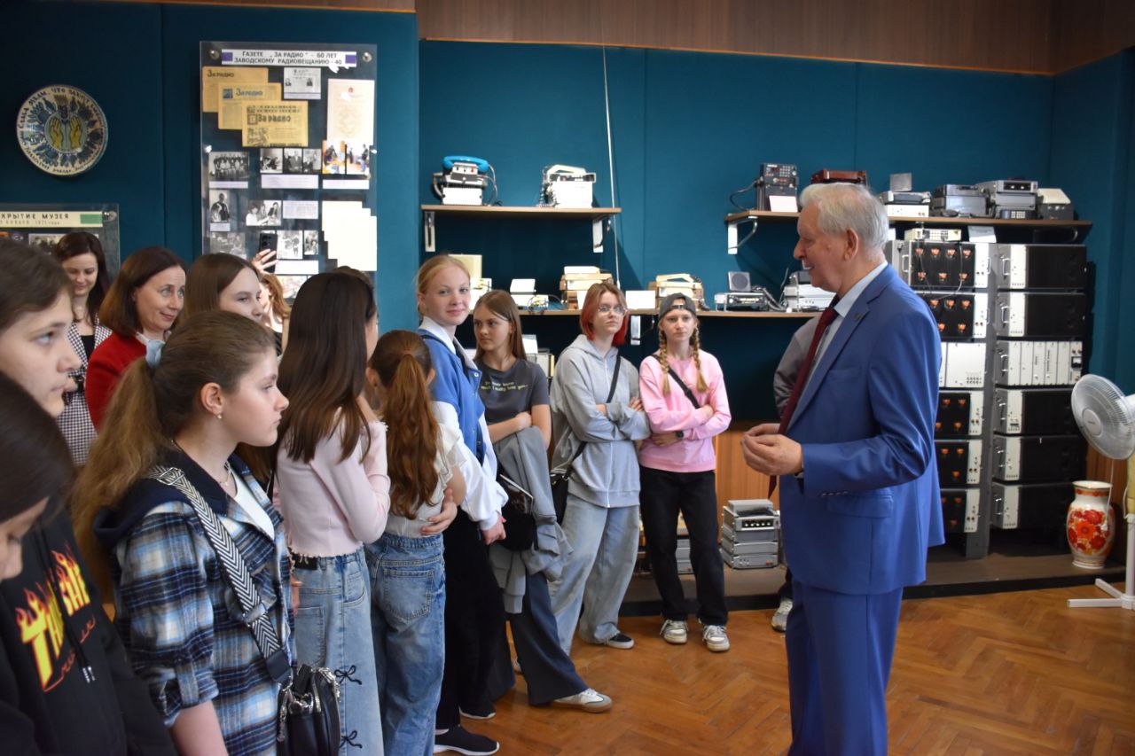 Воронежских школьников познакомили с бережливым производством на заводе «Электросигнал»