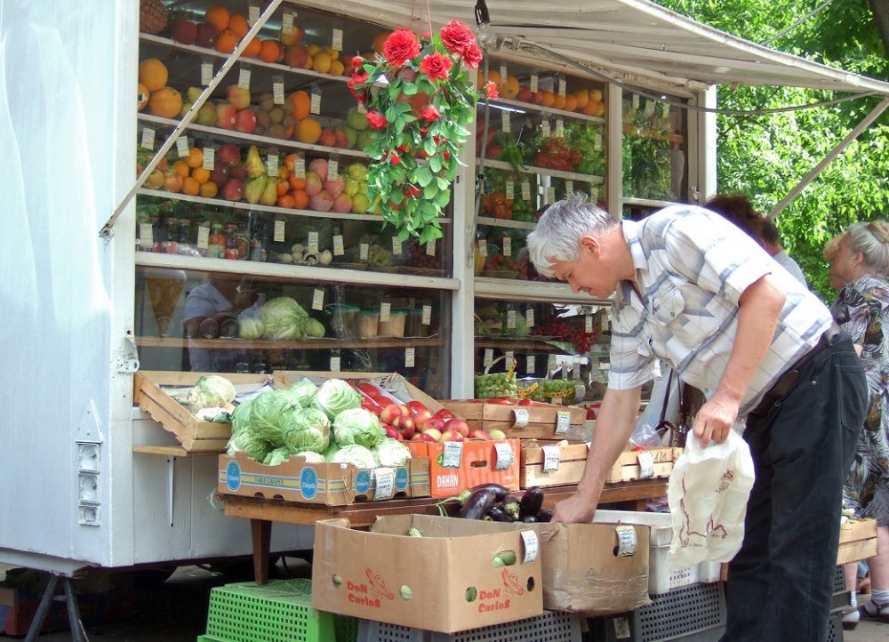Воронежским предприятиям розничной торговли и социальной сферы запретили привлекать мигрантов