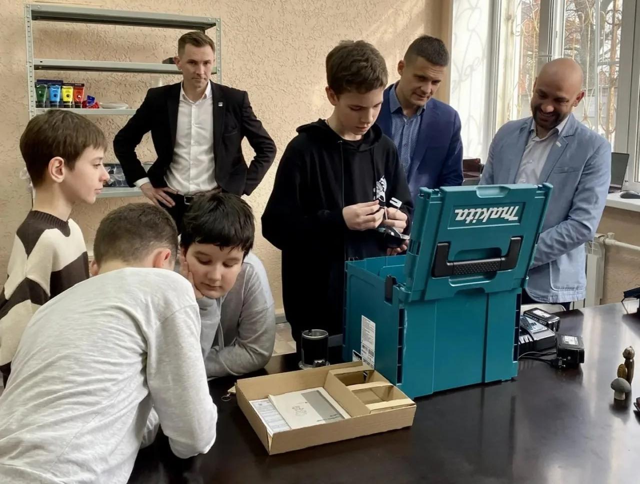 В Новой Усмани открылась инклюзивная столярная мастерская при поддержке компании «Воронежсинтезкаучук»