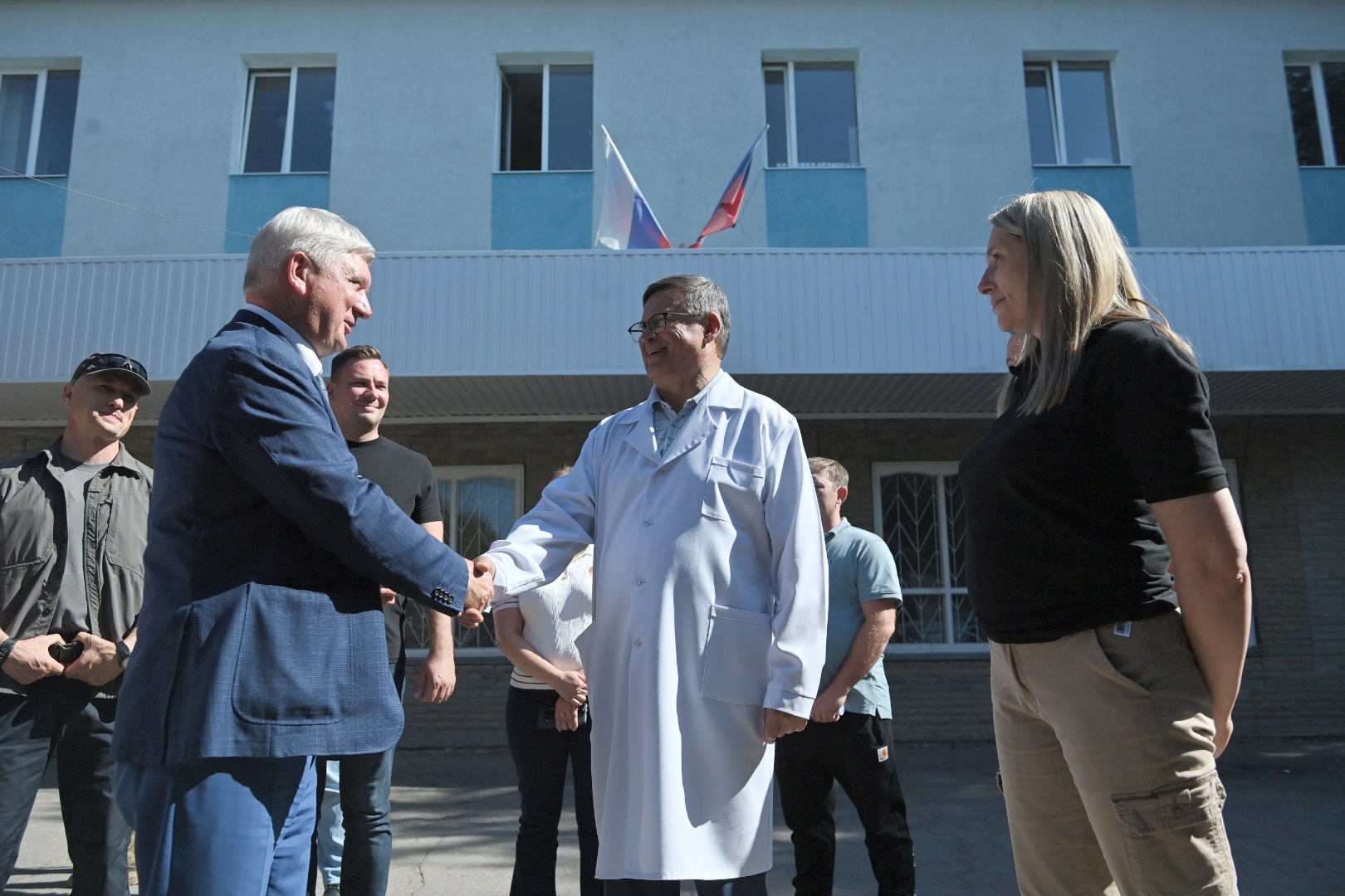 Как воронежские строители и дорожники работают в подшефных районах