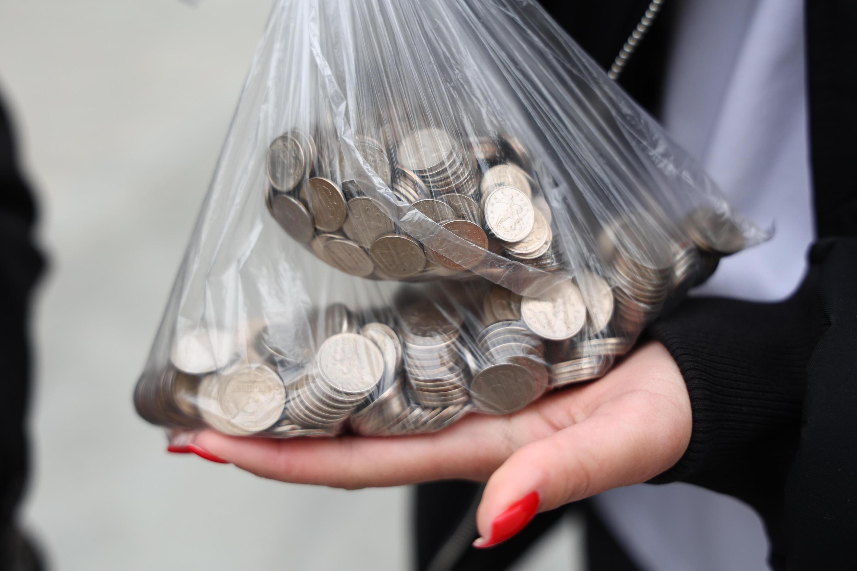 Это уже не мелочь: жители региона достали из копилок 6 тонн мелочи