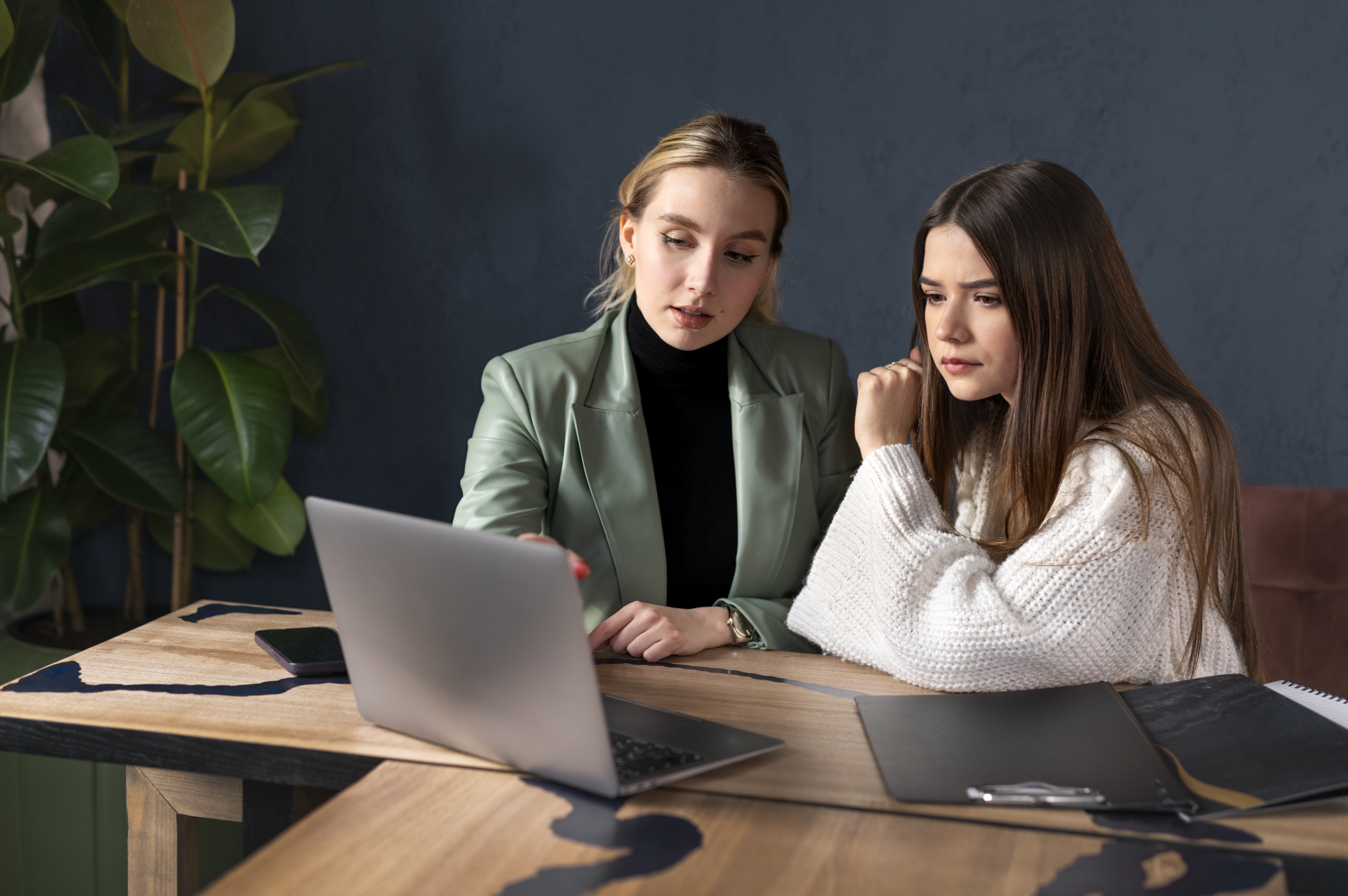 Отрицательное сальдо ЕНС как повод для блокировки: когда налоговая списывает деньги без суда